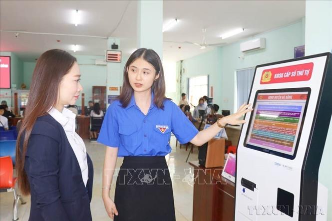 Kết luận 76-KL/TW nhấn mạnh tiếp tục hoàn thiện, vận hành hiệu quả mô hình tổ chức tổng thể của hệ thống chính trị và mô hình chính quyền địa phương 2 cấp. Trong ảnh: Người dân được hướng dẫn tận tình khi đến giải quyết thủ tục hành chính tại Trung tâm Phục vụ Hành chính công xã Bù Đăng, tỉnh Đồng Nai. Ảnh: Nhật Bình – TTXVN.