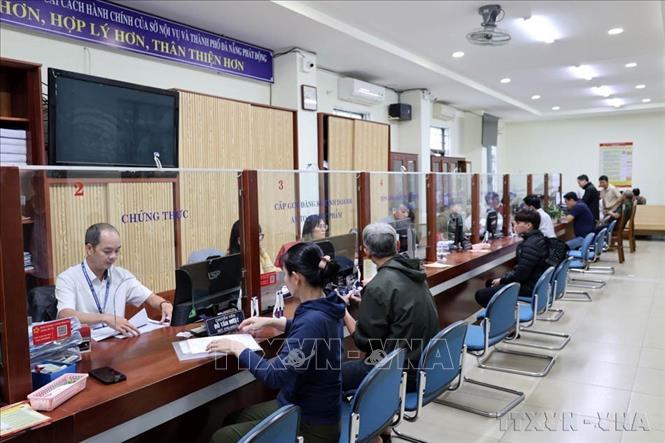 Tiếp tục hoàn thiện, vận hành hiệu quả mô hình tổ chức tổng thể của hệ thống chính trị và mô hình chính quyền địa phương 2 cấp. Trong ảnh: Người dân đến thực hiện các thủ hành chính công tại phường Sơn Trà, thành phố Đà Nẵng. Ảnh: Đỗ Trưởng - TTXVN
