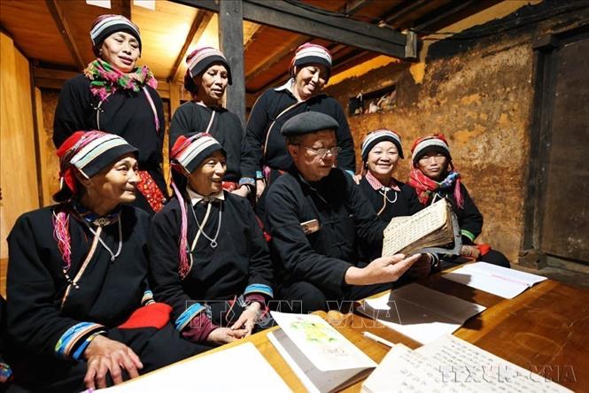 Trách nhiệm nêu gương được thể hiện bằng những việc làm cụ thể, gắn công tác Đảng với đời sống nhân dân. Trong ảnh: Nhận thức tầm quan trọng của việc bảo tồn văn hóa, Đảng viên Lý Đại Thông, Trưởng ban Công tác mặt trận thôn Nặm Đăm, xã Quản Bạ, tỉnh Tuyên Quang đã mở lớp học chữ Dao, dạy múa và nhạc cụ cho thế hệ trẻ. Ảnh: Minh Đức – TTXVN