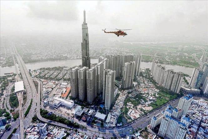 Từ những quyết sách lớn đến những chuyển động trong kinh tế, đô thị, hạ tầng và đời sống – một Việt Nam năng động, hiện đại và hội nhập đang từng bước vươn lên. Trong ảnh: Thành phố Hồ Chí Minh trung tâm kinh tế, tài chính, dịch vụ lớn nhất cả nước hiện nay. Ảnh: TTXVN
