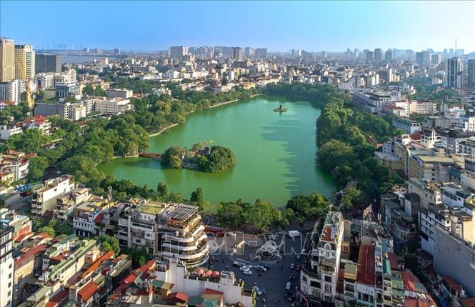 Những quyết sách lớn được cụ thể hóa bằng những chuyển động và kết quả trong đời sống, góp phần tạo thêm động lực cho phát triển đất nước. Trong ảnh: Thủ đô Hà Nội ngày càng được xây dựng khang trang hiện đại. Ảnh: Huy Hùng - TTXVN