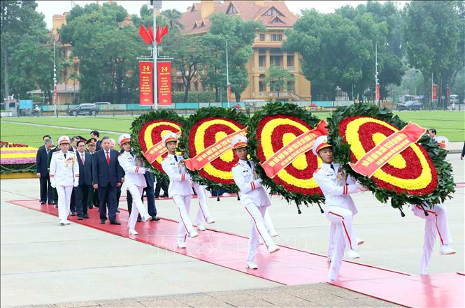 Các đồng chí lãnh đạo, nguyên lãnh đạo Đảng, Nhà nước đặt vòng hoa và vào Lăng viếng Chủ tịch Hồ Chí Minh. Ảnh: An Đăng - TTXVN
