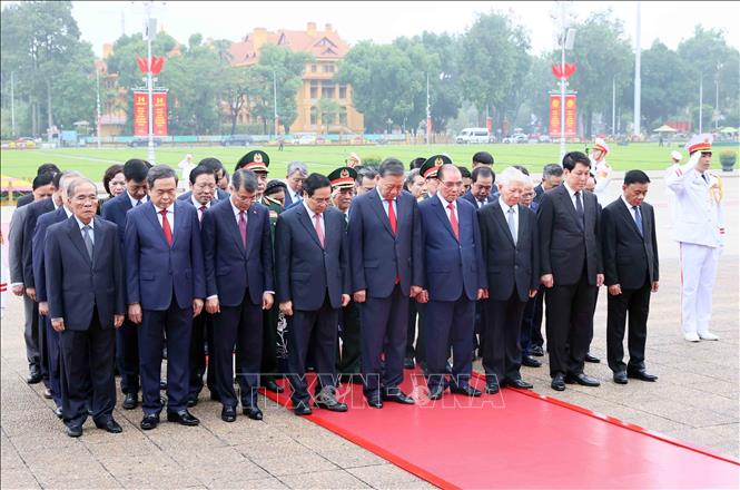 Các đồng chí lãnh đạo, nguyên lãnh đạo Đảng, Nhà nước tưởng nhớ Chủ tịch Hồ Chí Minh. Ảnh: An Đăng - TTXVN