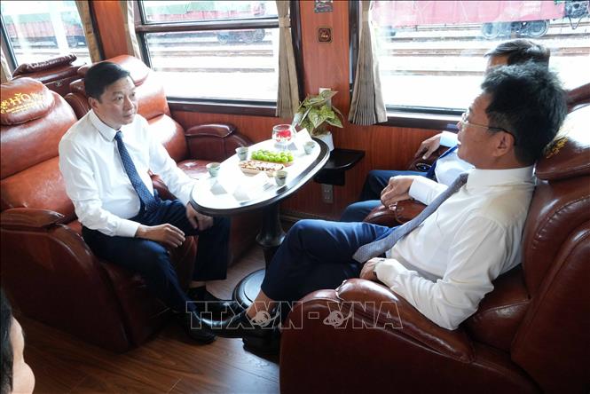 Chủ tịch UBND tỉnh Quảng Trị Lê Hồng Vinh cùng các đại biểu, tham quan, trải nghiệm trên tàu. Ảnh: Tá Chuyên – TTXVN