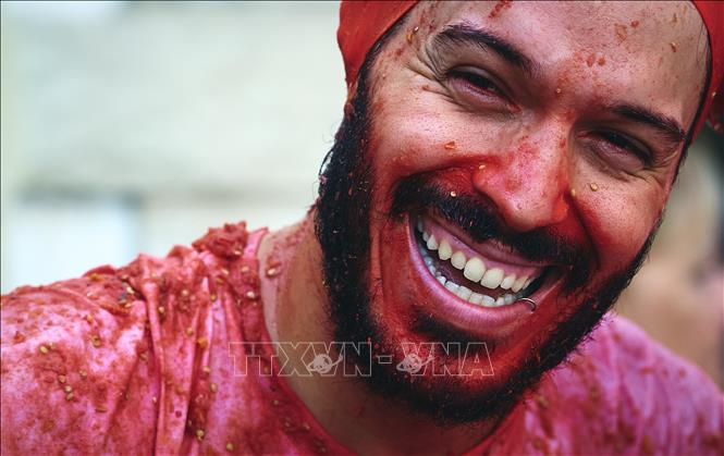 Ngày 26/8/2026, lễ hội ném cà chua La Tomatina đã diễn ra tại thị trấn Bunol, gần thành phố Valencia, Tây Ban Nha. Hơn 22.000 người đã tham gia và cùng hòa mình vào cuộc chiến cà chua sôi động trên đường phố, với khoảng 150 tấn cà chua được sử dụng trong lễ hội năm nay. Ảnh: THX/TTXVN phát