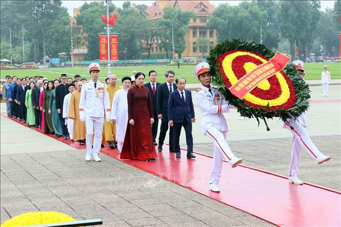 Đoàn đại biểu Ủy ban Trung ương Mặt trận Tổ quốc Việt Nam đến đặt vòng hoa và vào Lăng viếng Chủ tịch Hồ Chí Minh. Ảnh: An Đăng - TTXVN