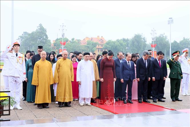 Đoàn đại biểu Ủy ban Trung ương Mặt trận Tổ quốc Việt Nam tưởng nhớ Chủ tịch Hồ Chí Minh. Ảnh: An Đăng - TTXVN