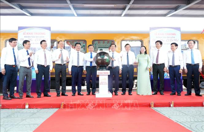 Các đại biểu bấm nút khai trương đoàn tàu “Phong Nha – Cố đô Huế: Hành trình Di sản thế giới”. Ảnh: Tá Chuyên – TTXVN