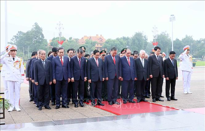 Các đồng chí lãnh đạo, nguyên lãnh đạo Đảng, Nhà nước tưởng nhớ Chủ tịch Hồ Chí Minh. Ảnh: An Đăng - TTXVN
Các 