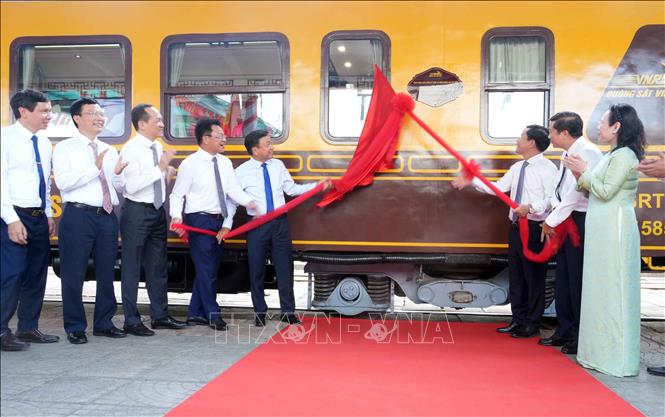Nghi thức khai trương đoàn tàu nhân kỷ niệm 145 năm Đường sắt Việt Nam và 80 năm Ngày truyền thống. Ảnh: Tá Chuyên – TTXVN