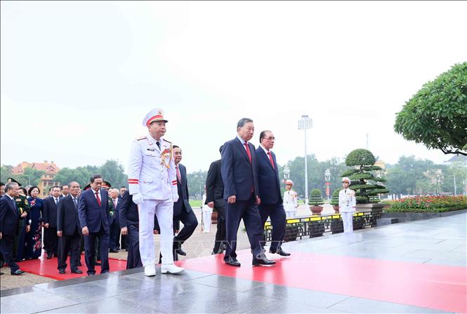 Các đồng chí lãnh đạo, nguyên lãnh đạo Đảng, Nhà nước vào Lăng viếng Chủ tịch Hồ Chí Minh. Ảnh: An Đăng - TTXVN