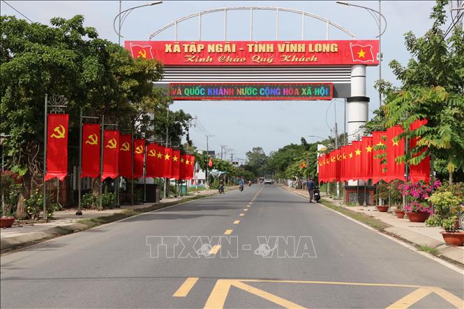 Tuyến đường giao thông nông thôn tại xã Tập Ngãi, tỉnh Vĩnh Long được chỉnh trang và treo cờ Tổ quốc, góp phần tạo diện mạo khang trang, sạch đẹp vùng nông thôn. Ảnh: Thanh Hòa - TTXVN