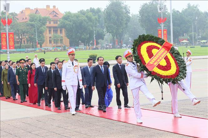 Đoàn đại biểu Thành uỷ, HĐND, UBND, Uỷ ban MTTQ Việt Nam thành phố Hà Nội vào Lăng viếng Chủ tịch Hồ Chí Minh. Ảnh: An Đăng - TTXVN