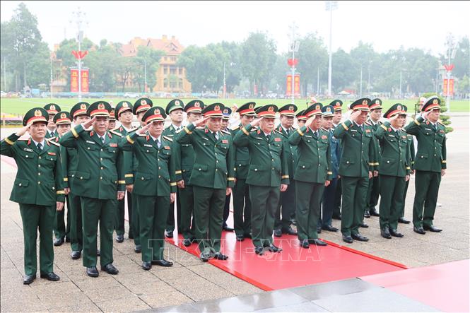 Đoàn đại biểu Quân uỷ Trung ương - Bộ Quốc phòng viếng Chủ tịch Hồ Chí Minh. Ảnh: An Đăng - TTXVN