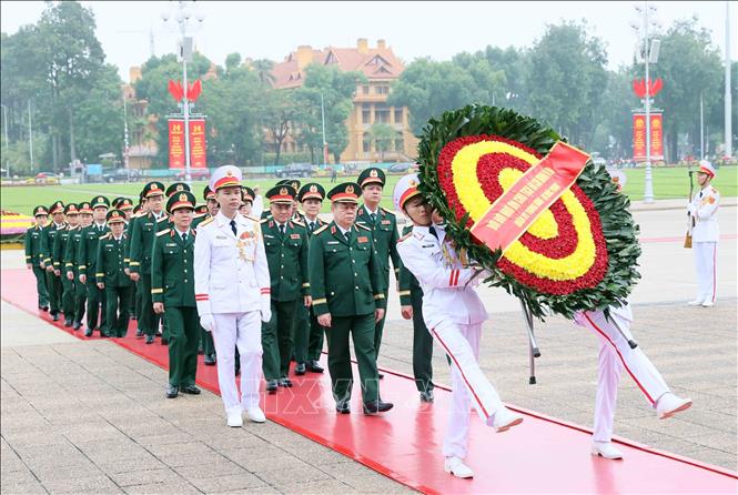 Đoàn đại biểu Quân uỷ Trung ương - Bộ Quốc phòng đến đặt vòng hoa và vào Lăng viếng Chủ tịch Hồ Chí Minh. Ảnh: An Đăng - TTXVN