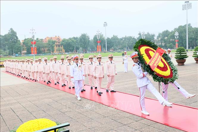 Đoàn đại biểu Đảng uỷ Công an Trung ương - Bộ Công an đến đặt vòng hoa và vào Lăng viếng Chủ tịch Hồ Chí Minh. Ảnh: An Đăng - TTXVN