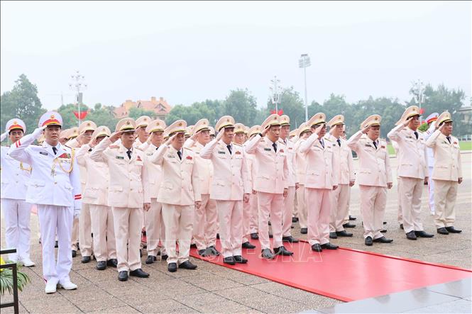 Đoàn đại biểu Đảng uỷ Công an Trung ương - Bộ Công an viếng Chủ tịch Hồ Chí Minh. Ảnh: An Đăng - TTXVN