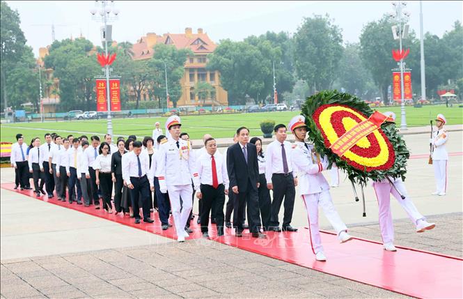 Đoàn đại biểu Bộ Ngoại giao vào Lăng viếng Chủ tịch Hồ Chí Minh. Ảnh: An Đăng - TTXVN
