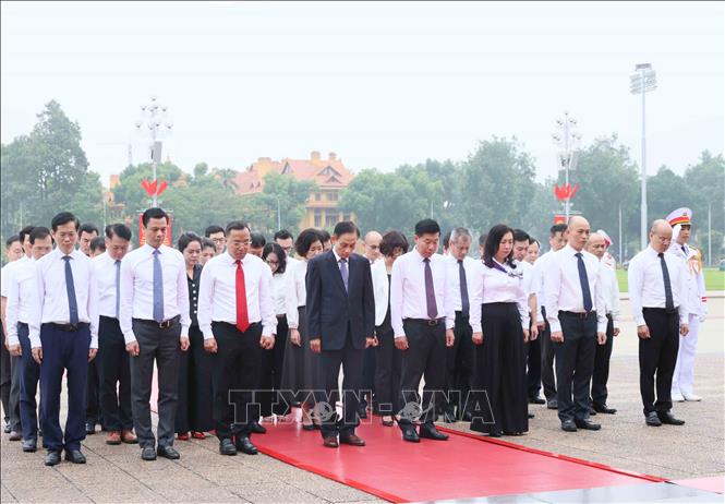 Đoàn đại biểu Bộ Ngoại giao tưởng nhớ Chủ tịch Hồ Chí Minh. Ảnh: An Đăng - TTXVN