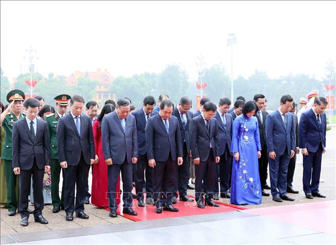 Đoàn đại biểu Thành uỷ, HĐND, UBND, Ủy ban MTTQ Việt Nam thành phố Hà Nội tưởng nhớ Chủ tịch Hồ Chí Minh. Ảnh: An Đăng - TTXVN