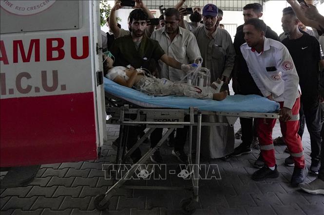 Ngày 23/8/2026, Israel cảnh báo sẽ tăng cường các hoạt động quân sự nhằm vào các quan chức của lực lượng Hamas tại Dải Gaza và sẽ yêu cầu thêm người Palestine rời khỏi một số khu vực. Trong ảnh: Em nhỏ bị thương sau vụ không kích của Israel tại Gaza. Ảnh: THX/TTXVN phát
