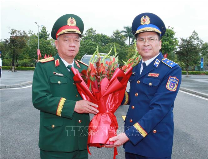 Trung tướng Lê Đình Cường, Tư lệnh Cảnh sát biển Việt Nam đón Thượng tướng Nguyễn Quang Ngọc, Ủy viên Trung ương Đảng, Thứ trưởng Bộ Quốc phòng đến dự. Ảnh: Trọng Đức - TTXVN