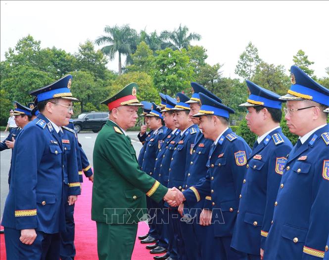 Thượng tướng Nguyễn Quang Ngọc, Ủy viên Trung ương Đảng, Thứ trưởng Bộ Quốc phòng và các đại biểu. Ảnh: Trọng Đức - TTXVN