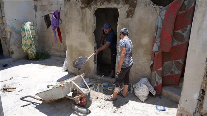 Ngày 25/8/2026, Tổng thống Syria Ahmad al-Sharaa tuyên bố quốc gia này đang “từng bước khép lại một giai đoạn đau thương trong quá khứ, mở đường cho phát triển, tái thiết và xây dựng đất nước” sau khi Mỹ đã chính thức hủy bỏ việc xếp Syria vào danh sách các quốc gia bảo trợ khủng bố. Trong ảnh: Người dân taị Hama, Syria. Ảnh: THX/TTXVN phát