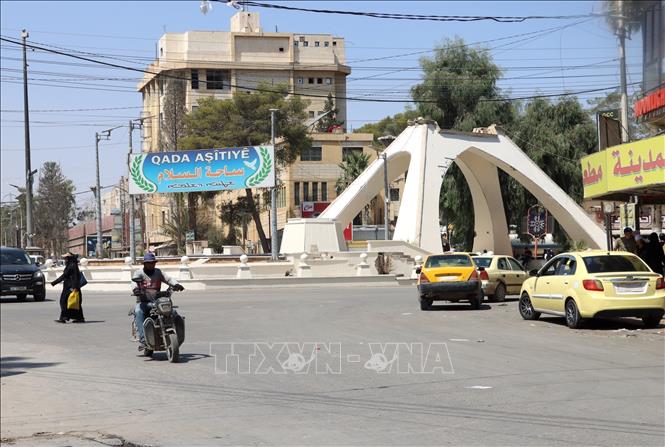 Ngày 25/8/2026, Tổng thống Syria Ahmad al-Sharaa tuyên bố quốc gia này đang “từng bước khép lại một giai đoạn đau thương trong quá khứ, mở đường cho phát triển, tái thiết và xây dựng đất nước” sau khi Mỹ đã chính thức hủy bỏ việc xếp Syria vào danh sách các quốc gia bảo trợ khủng bố. Trong ảnh: Quang cảnh đường phố tại Hasakah, Syria. Ảnh: THX/TTXVN phát