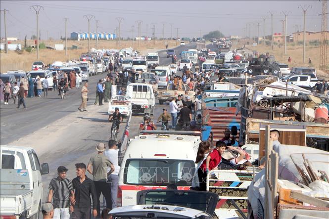 Ngày 25/8/2026, Tổng thống Syria Ahmad al-Sharaa tuyên bố quốc gia này đang “từng bước khép lại một giai đoạn đau thương trong quá khứ, mở đường cho phát triển, tái thiết và xây dựng đất nước” sau khi Mỹ đã chính thức hủy bỏ việc xếp Syria vào danh sách các quốc gia bảo trợ khủng bố. Trong ảnh: Người dân Syria trở về nhà ở thành phố Ras al-Ain, ngày 10/8/2026. Ảnh: THX/TTXVN phát
