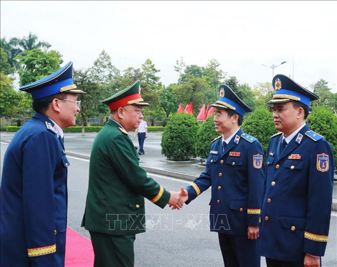 Thượng tướng Nguyễn Quang Ngọc, Ủy viên Trung ương Đảng, Thứ trưởng Bộ Quốc phòng và các đại biểu. Ảnh: Trọng Đức - TTXVN