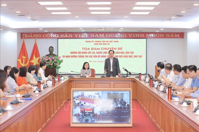 Đồng chí Hoàng Minh Sơn, Ủy viên Trung ương Đảng, Bộ trưởng Bộ Giáo dục và Đào tạo trao đổi các nội dung của chuyên đề. Ảnh: Minh Quyết - TTXVN