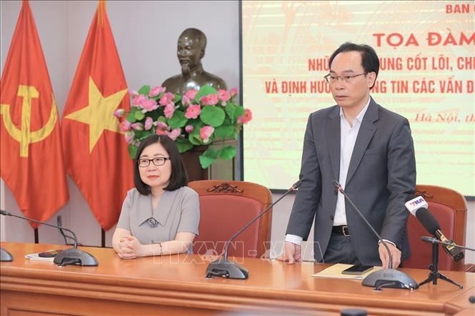 Đồng chí Hoàng Minh Sơn, Ủy viên Trung ương Đảng, Bộ trưởng Bộ Giáo dục và Đào tạo trao đổi các nội dung của chuyên đề. Ảnh: Minh Quyết - TTXVN