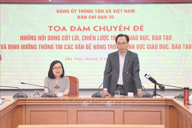 Đồng chí Hoàng Minh Sơn, Ủy viên Trung ương Đảng, Bộ trưởng Bộ Giáo dục và Đào tạo trao đổi các nội dung của chuyên đề. Ảnh: Minh Quyết - TTXVN
