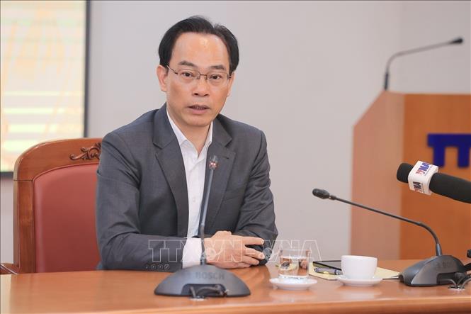 Đồng chí Hoàng Minh Sơn, Ủy viên Trung ương Đảng, Bộ trưởng Bộ Giáo dục và Đào tạo trao đổi các nội dung của chuyên đề. Ảnh: Minh Quyết - TTXVN