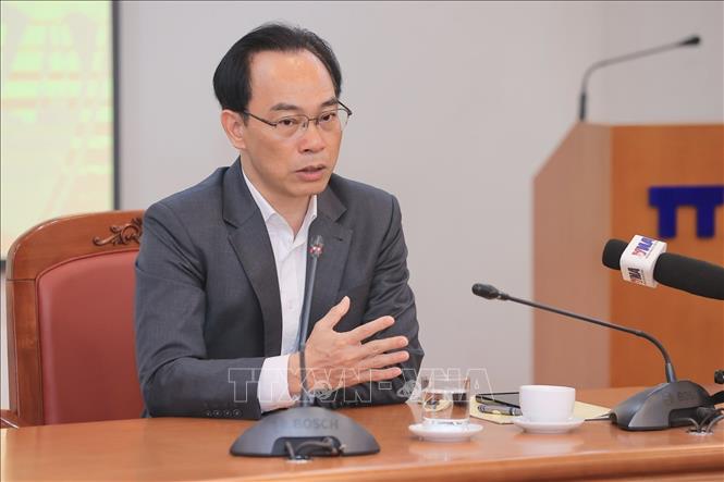 Đồng chí Hoàng Minh Sơn, Ủy viên Trung ương Đảng, Bộ trưởng Bộ Giáo dục và Đào tạo trao đổi các nội dung của chuyên đề. Ảnh: Minh Quyết - TTXVN