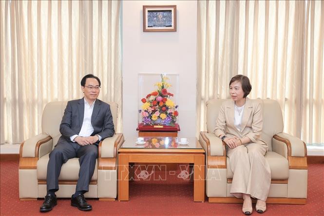Đồng chí Vũ Việt Trang, Ủy viên Ban Thường vụ Đảng ủy các cơ quan Đảng Trung ương, Bí thư Đảng ủy, Tổng giám đốc TTXVN, Phó Trưởng Ban Tuyên giáo Trung ương hội kiến đồng chí Hoàng Minh Sơn, Ủy viên Trung ương Đảng, Bộ trưởng Bộ Giáo dục và Đào tạo trước Tọa đàm. Ảnh: Minh Quyết - TTXVN