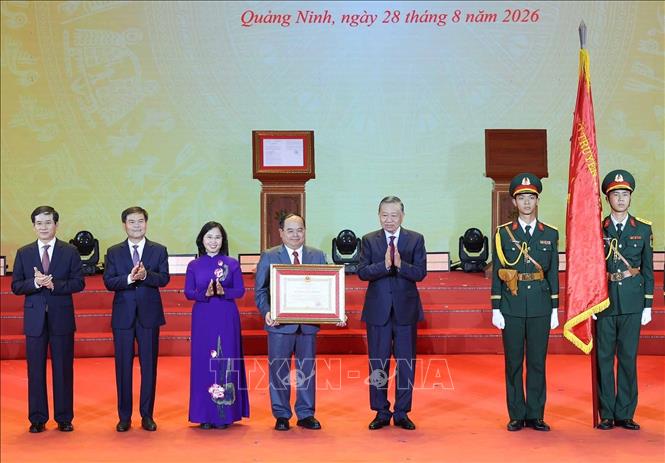 Tổng Bí thư, Chủ tịch nước Tô Lâm trao tặng Huân chương Lao động hạng Nhất cho Đảng bộ, Chính quyền và Nhân dân thành phố Quảng Ninh. Ảnh: Thống Nhất – TTXVN