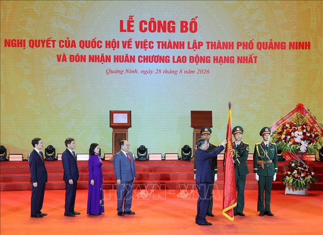 Tổng Bí thư, Chủ tịch nước Tô Lâm trao tặng Huân chương Lao động hạng Nhất cho Đảng bộ, Chính quyền và Nhân dân thành phố Quảng Ninh. Ảnh: Thống Nhất – TTXVN
