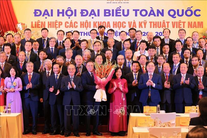 Chủ tịch Uỷ ban Trung ương Mặt trận Tổ quốc Việt Nam Bùi Thị Minh Hoài, nguyên Chủ tịch Quốc hội Nguyễn Sinh Hùng, Phó Chủ tịch Quốc hội Nguyễn Hồng Diên tặng hoa chúc mừng Ban Chấp hành Liên hiệp các Hội Khoa học và Kỹ thuật Việt Nam lần thứ 9, nhiệm kỳ 2026 - 2031. Ảnh: Hoàng Hiếu - TTXVN