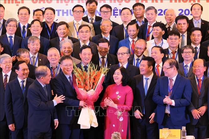 Chủ tịch Uỷ ban Trung ương Mặt trận Tổ quốc Việt Nam Bùi Thị Minh Hoài, nguyên Chủ tịch Quốc hội Nguyễn Sinh Hùng, Phó Chủ tịch Quốc hội Nguyễn Hồng Diên tặng hoa chúc mừng Ban Chấp hành Liên hiệp các Hội Khoa học và Kỹ thuật Việt Nam lần thứ 9, nhiệm kỳ 2026 - 2031. Ảnh: Hoàng Hiếu - TTXVN