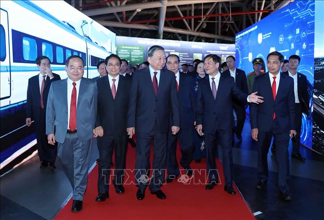 Tổng Bí thư, Chủ tịch nước Tô Lâm và đại biểu tham quan Triển lãm Quy hoạch đô thị đến năm 2050, tầm nhìn đến năm 2075, giới thiệu tổng thể định hướng phát triển của Quảng Ninh từ hiện tại đến tương lai. Ảnh: Thống Nhất– TTXVN