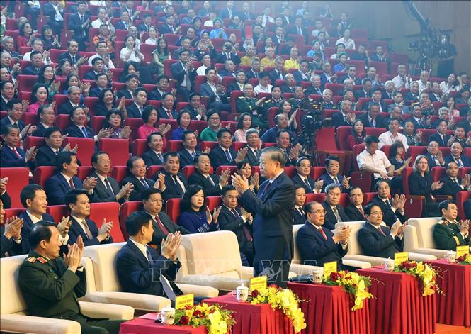 Tổng Bí thư, Chủ tịch nước Tô Lâm và các đại biểu tham dự Lễ công bố Nghị quyết của Quốc hội về việc thành lập thành phố Quảng Ninh và đón nhận Huân chương Lao động hạng Nhất. Ảnh: Thống Nhất - TTXVN