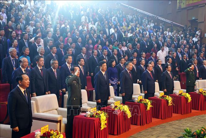Tổng Bí thư, Chủ tịch nước Tô Lâm và các đại biểu thực hiên nghi lễ chào cờ. Ảnh: Thống Nhất – TTXVN