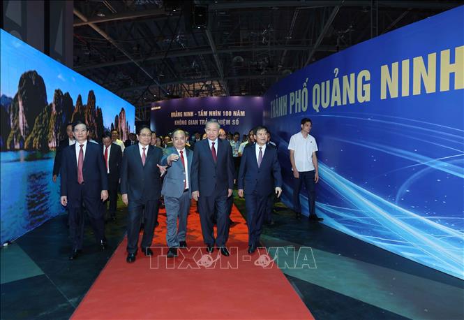 Tổng Bí thư, Chủ tịch nước Tô Lâm và đại biểu tham quan Triển lãm Quy hoạch đô thị đến năm 2050, tầm nhìn đến năm 2075, giới thiệu tổng thể định hướng phát triển của Quảng Ninh từ hiện tại đến tương lai. Ảnh: Thống Nhất – TTXVN