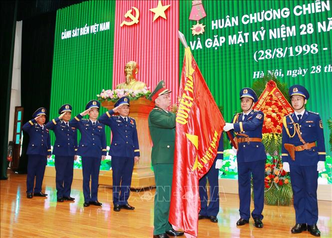 Thượng tướng Nguyễn Quang Ngọc, Ủy viên Trung ương Đảng, Thứ trưởng Bộ Quốc phòng gắn Huân chương Chiến công hạng Nhất lên Quân kỳ Quyết thắng của Cảnh sát biển Việt Nam. Ảnh: Trọng Đức - TTXVN