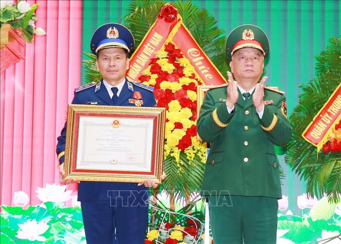 Thượng tướng Nguyễn Quang Ngọc, Ủy viên Trung ương Đảng, Thứ trưởng Bộ Quốc phòng trao Huân chương Chiến công hạng Nhì cho Trung tướng Lê Đình Cường, Tư lệnh Cảnh sát biển Việt Nam. Ảnh: Trọng Đức - TTXVN