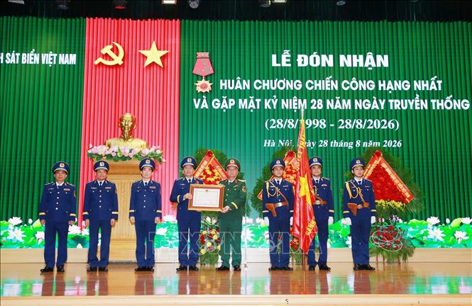 Thượng tướng Nguyễn Quang Ngọc, Ủy viên Trung ương Đảng, Thứ trưởng Bộ Quốc phòng trao Huân chương Chiến công hạng Nhất cho Cảnh sát biển Việt Nam. Ảnh: Trọng Đức - TTXVN