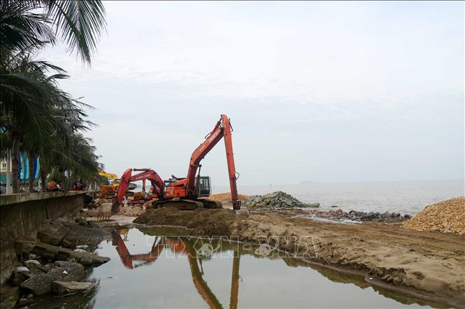 Nhà thầu dồn lực xử lý sạt lở kè Khu du lịch Hải Tiến để kịp bàn giao đúng tiến độ vào tháng 12/2026. Ảnh: Việt Hoàng - TTXVN