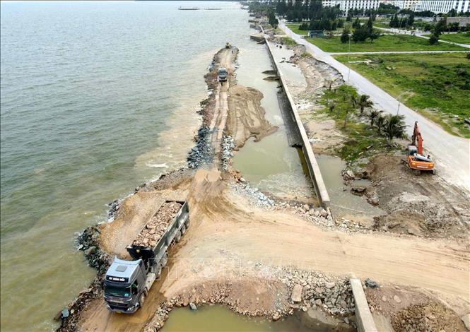 Dự án xử lý khẩn cấp kè biển khu du lịch Hải Tiến đi qua địa bàn hai xã Hoằng Tiến và Hoằng Thanh. Ảnh: Việt Hoàng - TTXVN